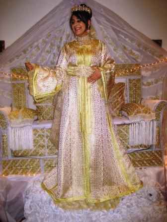 Frau im arabischen Abendkleid (Zur Hochzeit getragen)